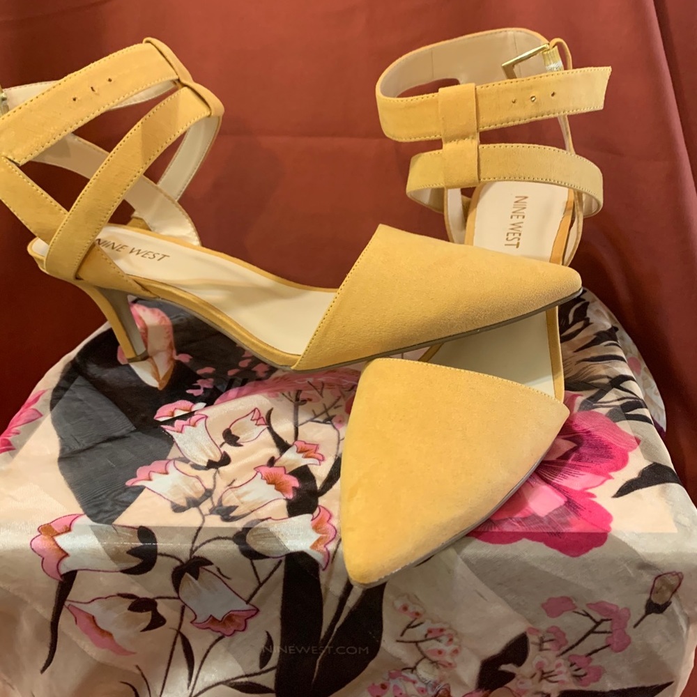 Nine W size 8 kitten heel mustard color